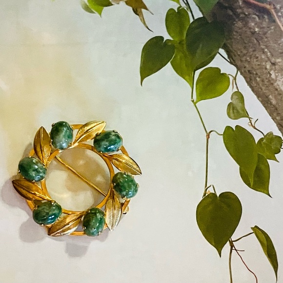 Jade Gold Vintage Circle Brooch - Picture 6 of 9